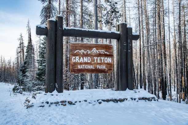 10月下旬，大提顿国家公园北端的入口标志图片下载