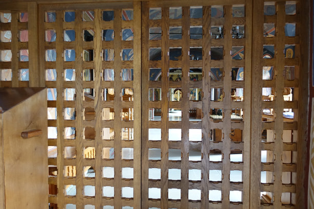 雕花的一种格子形式的木制屏风图片下载