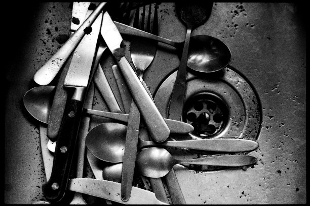 水槽里的脏餐具图片下载