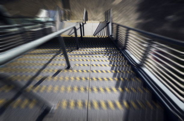 黑色和黄色条纹的楼梯图片下载