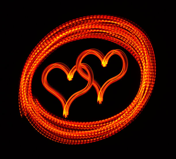 发光交织的心在一个圆圈- LED光画(红色)图片下载