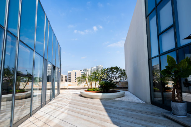 两座建筑物之间的道路图片下载