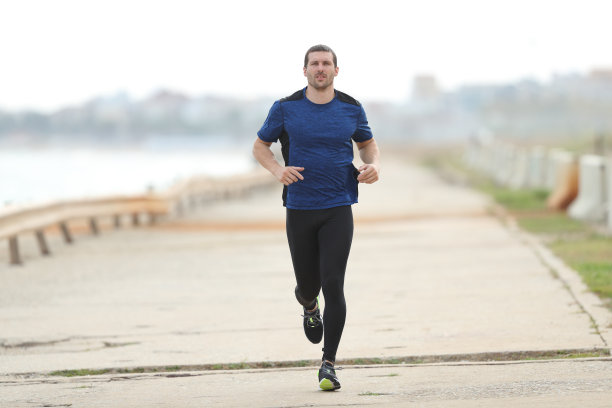 跑步者训练跑向相机图片下载