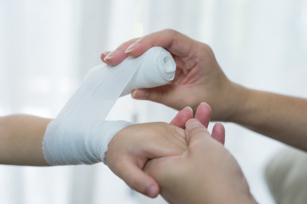 孩子的手，上面缠着纱布。图片下载