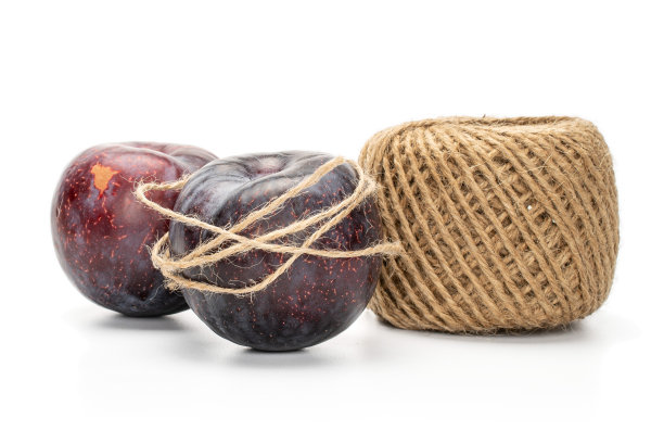 鲜红梅孤立在白色上图片下载