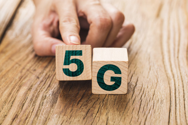 5G(第五代)网络连接技术未来全球。手动翻转木方改变数字4G到5G图片下载