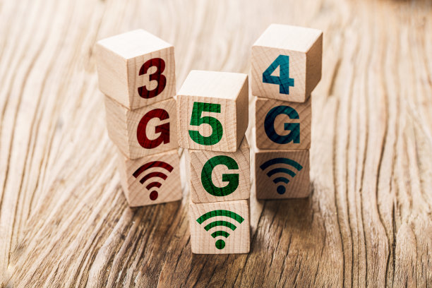 5G(第五代)网络连接技术未来全球。手动翻转木方改变数字4G到5G图片下载