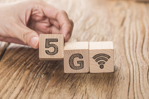 5G(第五代)网络连接技术未来全球。手动翻转木方改变数字4G到5G图片下载