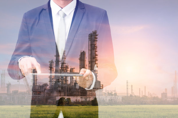 双重曝光与商人接触的药片和炼油厂工业工厂图片下载