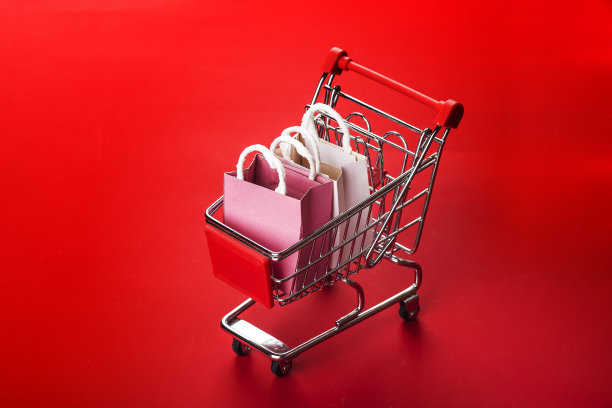 在家网上购物的概念。网上购物是一种电子商务形式，它允许消费者通过互联网直接从卖家那里购买商品图片下载