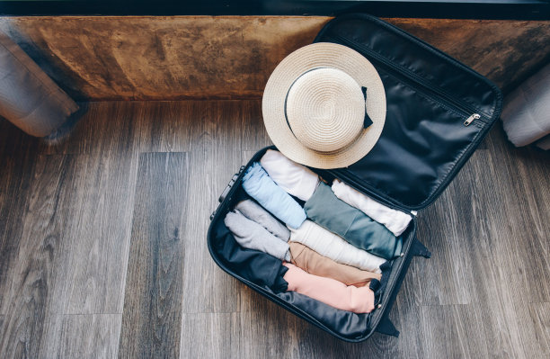 俯视图打开手提箱包装的布旅行。图片下载