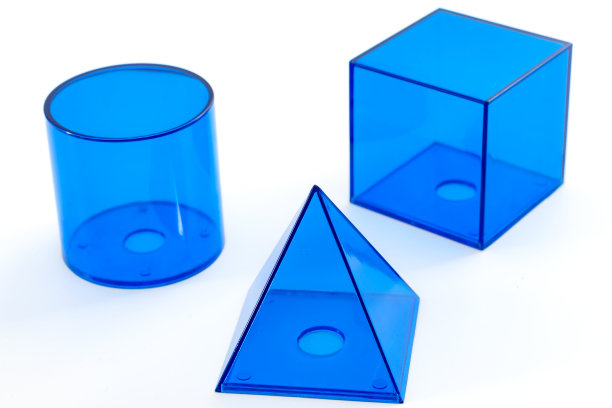 教几何课，数学考试和数学公式的体积概念与蓝色塑料金字塔，立方体和圆柱孤立在白色的背景图片下载