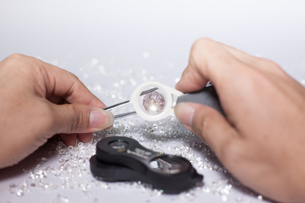 白色背景上的测试机器，镊子上的钻石，图片下载