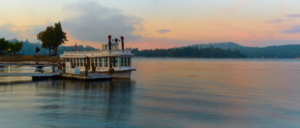 湖上摆渡图片下载