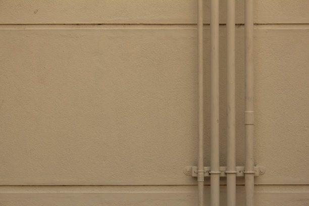 管道系统安装在混凝土墙体上，水运系统安装在建筑物中图片下载