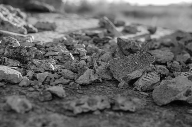 小块混凝土和石膏的特写。图片下载