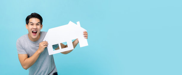 激动的亚洲人拿着纸家庭剪纸房地产概念图片下载