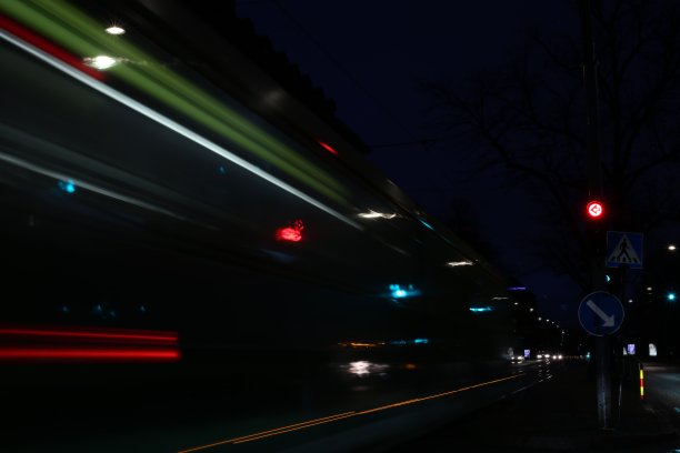 芬兰赫尔辛基夜间城市灯光的长曝光照片图片下载