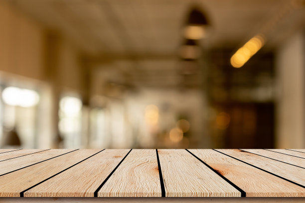抽象模糊的内部走廊内豪华餐厅酒吧背景和现代木质柜台桌透视背景展示，推广，广告产品展示蒙太奇概念图片下载