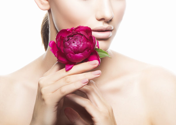 部分美丽的年轻女模特脸上有完美的干净皮肤，裸露的肩膀图片下载