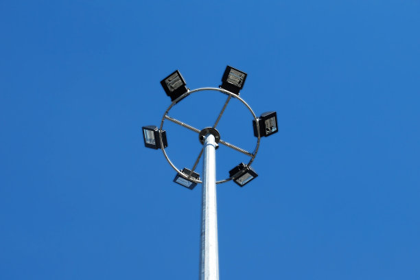 湛蓝天空中的灯杆图片下载