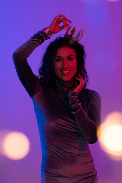 穿着粉红蓝色霓虹灯的年轻女子。创造性的彩色画像图片下载