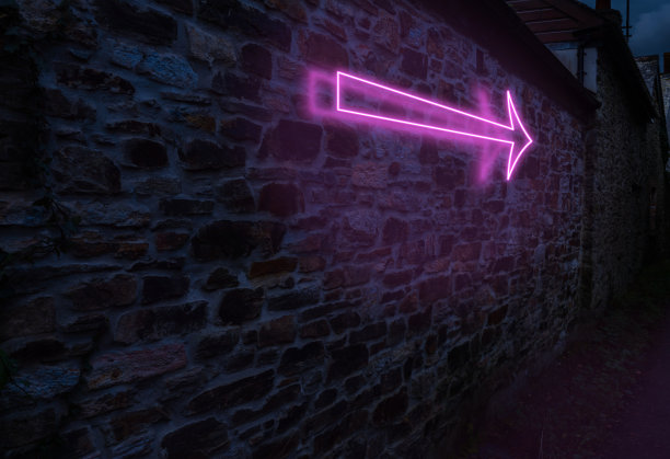 粉红色的3d霓虹箭头，与发光的阴影和光线的砖墙图片下载