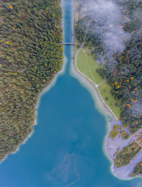 蓝色的湖黑特旺与海峡大桥在秋天从上面看图片下载