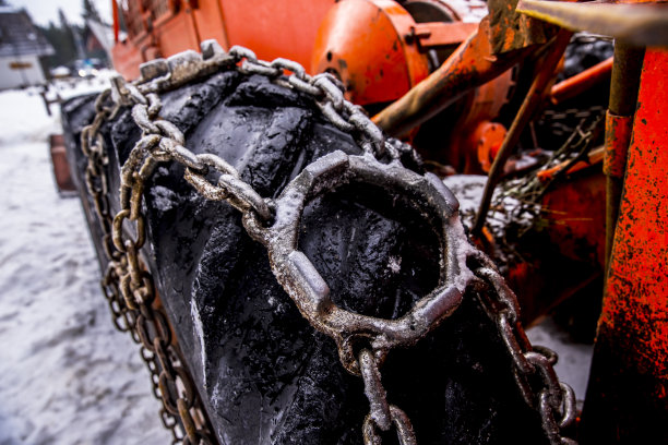 雪链上的一个大轮子在雪地里图片下载