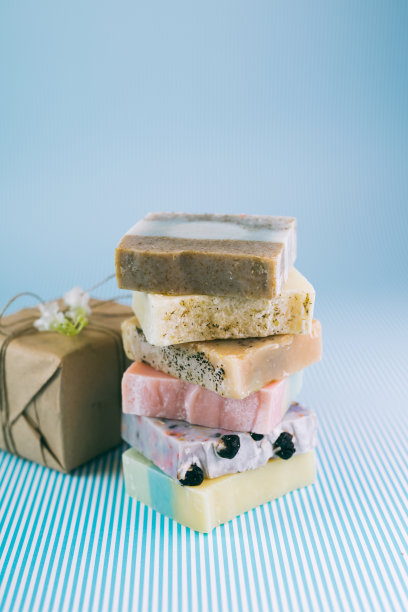 蓝色背景上的彩色手工肥皂图片下载