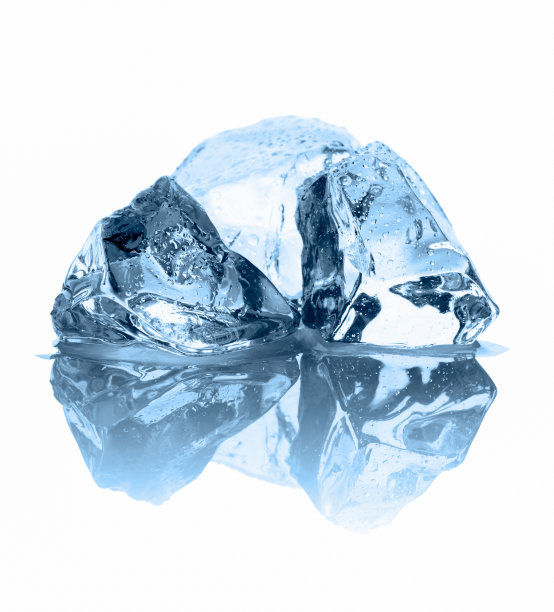 白色背景上有反射的冰块图片下载