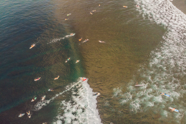 冲浪者在海浪中，俯视图图片下载