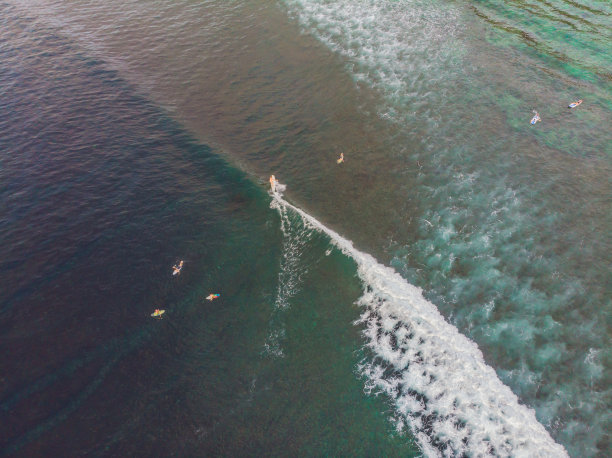 冲浪者在海浪中，俯视图图片下载