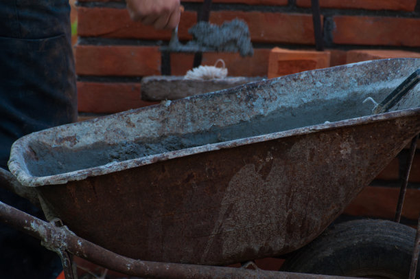 用红砖砌墙。用砖块砌墙，建筑工具。图片下载