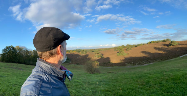 看着秋天的荒地图片下载