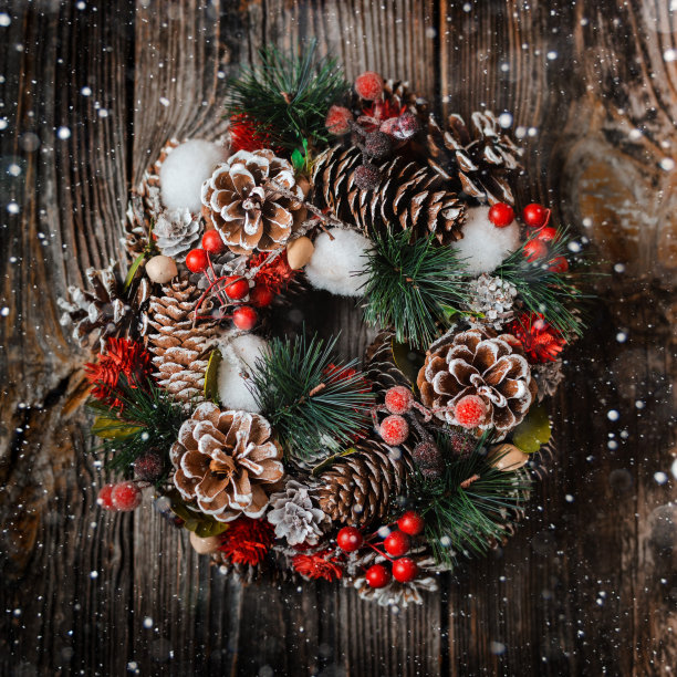 新年云杉花环和圣诞装饰品图片下载