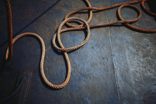 渔船上的巨型纤维反弹力绳图片下载