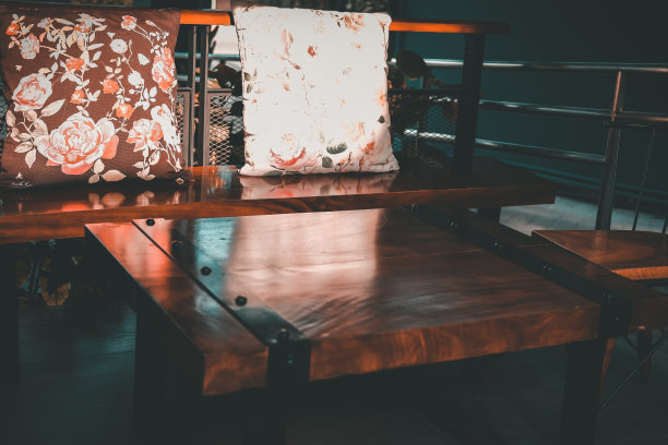 花园客厅椅子上的枕头图片下载