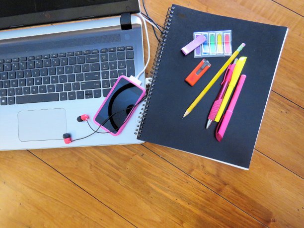 笔记本电脑，笔记本纸，音乐电子设备，耳机，USB棒，钢笔，铅笔，荧光笔，不干胶笔记图片下载
