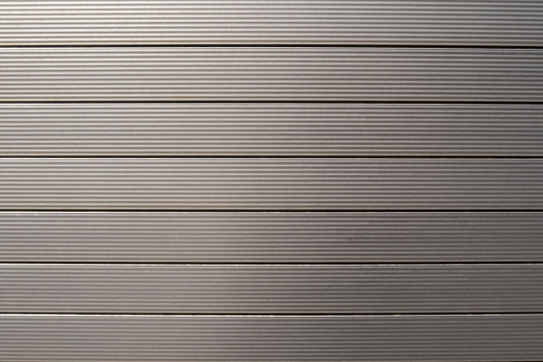 条纹金属背景或纹理。灰色金属丝带。图片下载