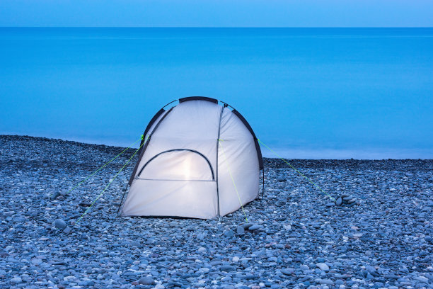 海滩上的游客帐篷。图片下载