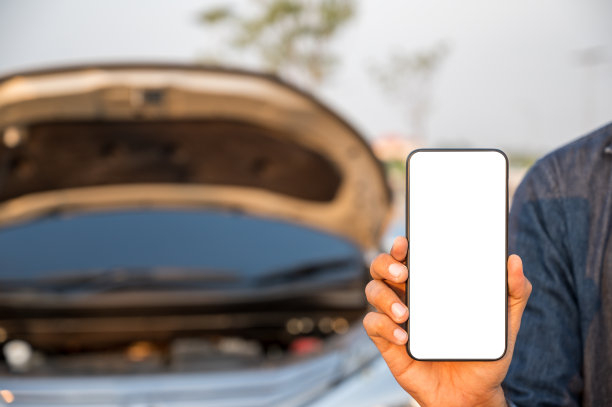 智能手机的空白屏幕接近故障汽车。图片下载