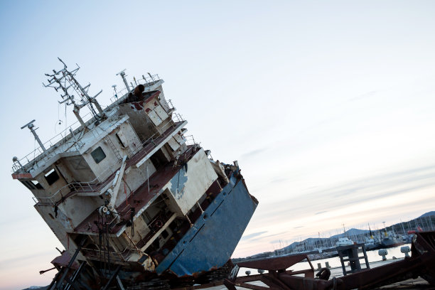 一艘货船残骸的外部，特写背景。图片下载