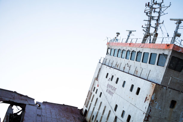 一艘货船残骸的外部，特写背景。图片下载