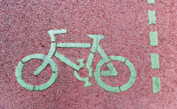 红色柏油路上的自行车道标志图片下载