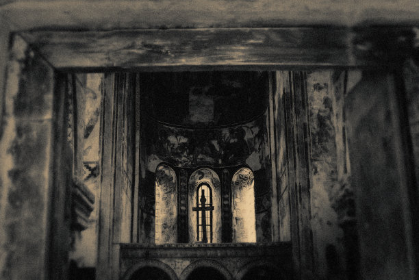 光中的十字架——库塔伊西附近古老的正统修道院Gelati的圣乔治教堂图片下载