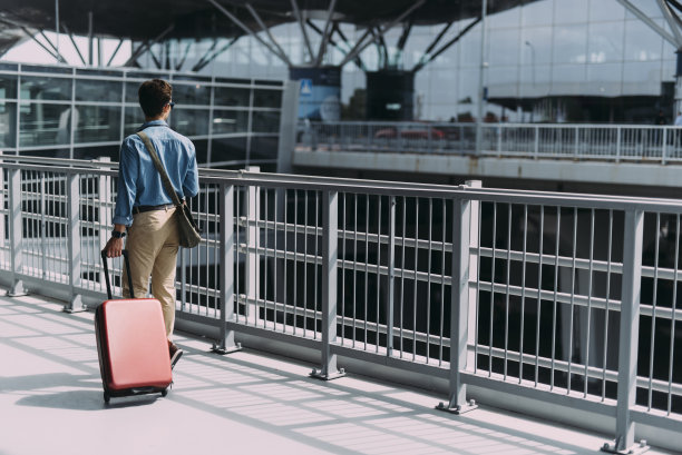 男性与手提箱走在机场库存照片图片下载