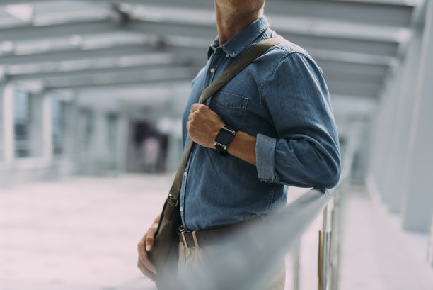 男子与手袋在机场库存照片图片下载