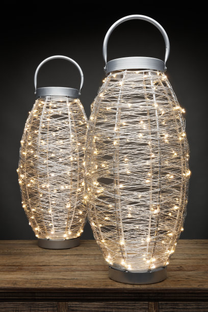 2个篮式神仙灯灯笼，拍摄在木质桌面上图片下载