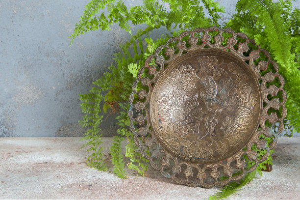 旧铜碗和绿色植物图片下载